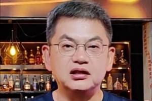 811121