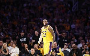 里夫斯谈末节攻势：詹姆斯接管了比赛 他生涯已无数次做过这些了