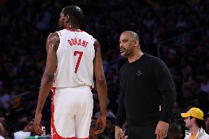 美记：火箭休赛期将迎重大决定 没有非卖品&教练都可能被解雇