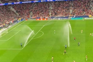 记者：马竞中场休息时只在阿森纳的半场浇水