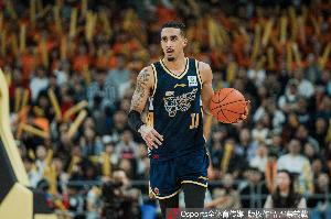 打得啥啊？奎因三分球10中0拿18分10板3助3断1帽 送出5次失误