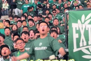 男儿有泪不轻弹！国安赛后谢场时，工体球迷哭着高唱“永不放弃”