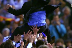 无敌❗️穆帅当年率皇马西甲100分+国王杯夺冠，被抛起+跪谢