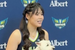 小宝越来越美了李月汝带了1只可爱小狗出席球队媒体日~