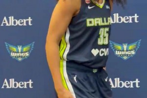 这发型很独特~达拉斯飞翼状元阿齐·福德到场参加媒体日