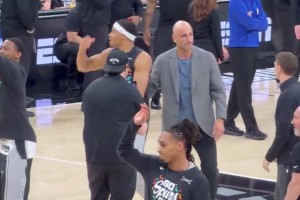 郭艾伦调侃：我老叔是世界上最爱看篮球比赛的男人