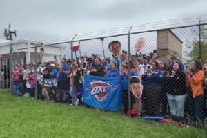 4-0轻松横扫！雷霆全队飞回俄城，当地球迷热烈欢迎！