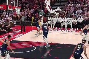 这操作有点离谱了网友2K模拟杨瀚森各种逆天暴扣打爆约基奇