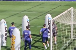 针对性训练！马竞门将练习扑角球