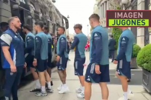 阿森纳球员离开酒店，前往训练场，备战与马竞的比赛